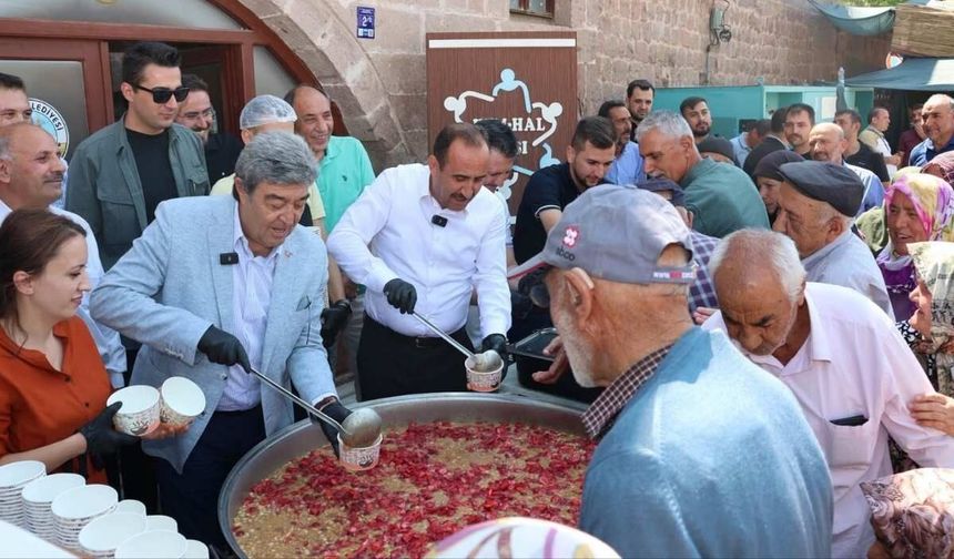 İncesu'da kazanlarla aşure ikram edildi