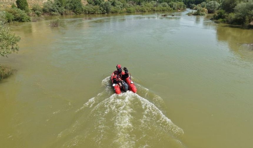 Özvatan’da Kızılırmak Nehrine düşen çocuğunu kurtarmaya çalışan babanın aranması devam ediyor