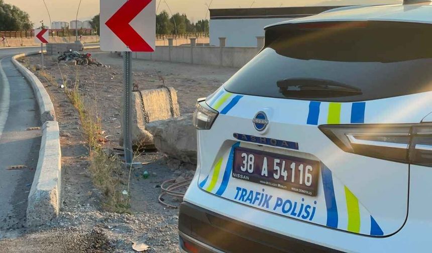 Kayseri’de kontrolden çıkan motosiklet kaza yaptı: 2 yaralı!