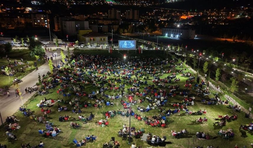 Talas'ta duygu dolu gece! Açık hava sinemasında 'Ayla' büyük ilgi gördü!