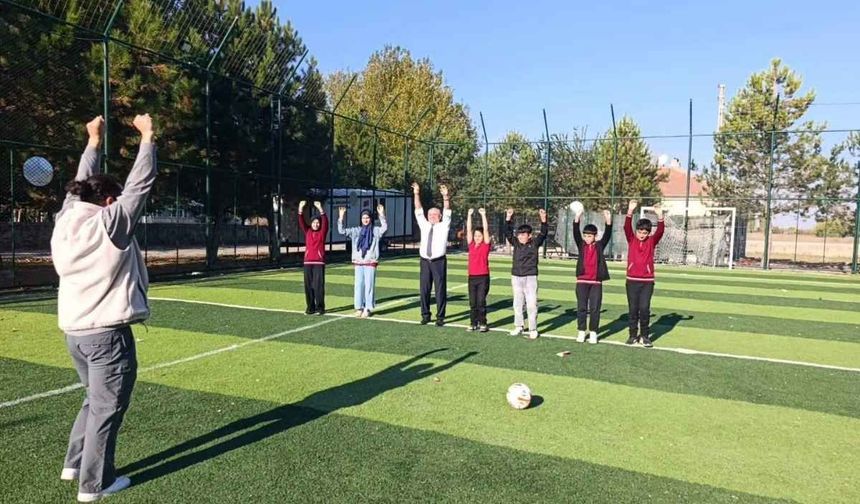 Kayserili belediye başkanı öğrencilerle ter döktü!