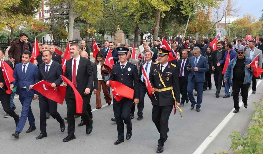 İncesu’da 29 Ekim coşkusu: Bayrak yürüyüşü ve çelenk töreni düzenlendi!