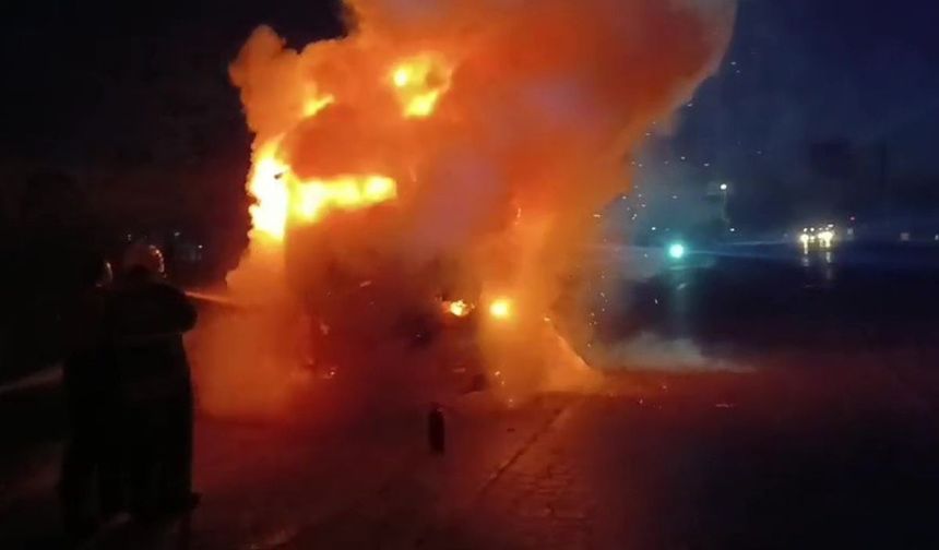 Adana’da seyir halindeki tır alev aldı