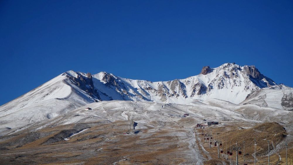 Erciyes'te Etkili Olan Kar Yağışı, Kayak Tutkunlarını Sevindirdi