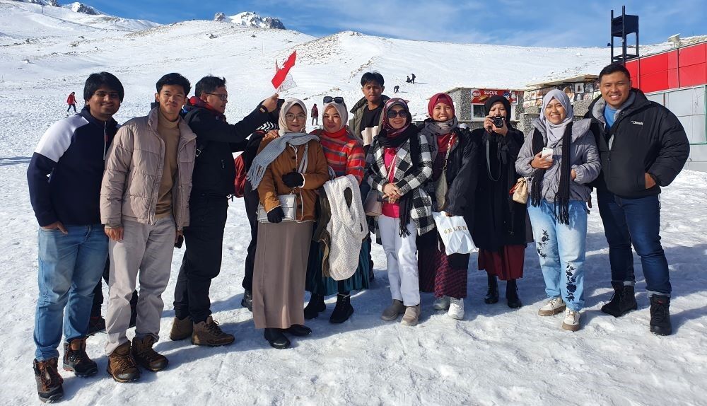 9087 Kilometre Uzaklıktan Gelen Endonezyalı Turistler Erciyes'e Hayran Kaldı