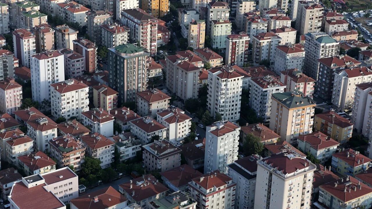 Kimler Başvurabilir?
TOKİ Mardin Midyat projesine başvurmak için bazı şartlar aranıyor. Başvuru sahiplerinin T.C. vatandaşı olması, 18 yaşını tamamlamış olması ve Mardin il sınırları içinde son 1 yıldır ikamet etmesi ya da Mardin il nüfusuna kayıtlı olması gerekiyor.