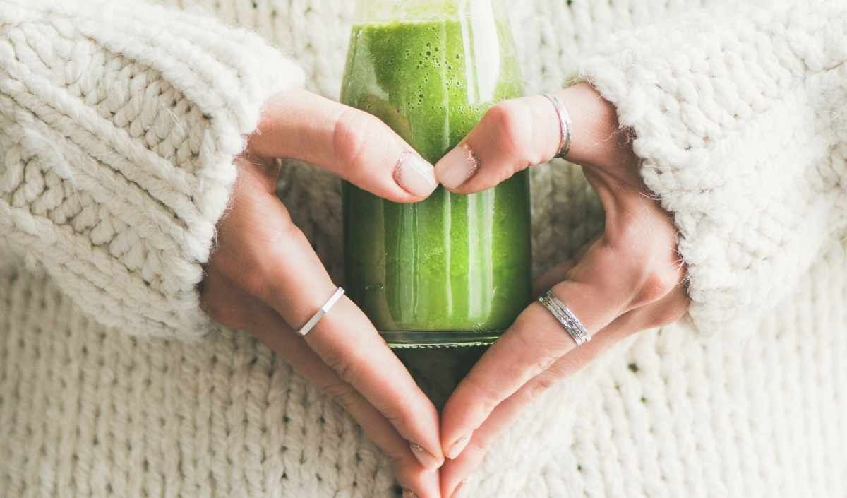 NEDEN DETOKSA İHTİYAÇ VARDIR?
Zamanla vücutta sağlık problemleri oluşabilir. Bu sağlık problemleri ve bu problemlerden doğan olumsuz etkileri ortadan kaldırmak için detoks uygulamak en iyi yollardan biridir. Bu olumsuz etkiler cildi de oldukça etkiler; cildin yaşlanmasına, kurumasına, cansız görünmesine neden olur. Detoks, vücudu toksinlerden arındırarak sadece iç organların değil, aynı zamanda cildin de yenilenmesine yardımcı olur. Taze meyve ve sebzelerle desteklenen bol su tüketiminin olduğu bir detoks programı sadece vücudu yenilemekle kalmaz, cildin nem dengesini yeniden kazanmasına da yardımcı olur.Böylece suni yollara başvurmadan, sağlıklı bir şekilde cildin eski genç ve sağlıklı görünümünü yeniden sağlamak mümkün. Detoks uygulamaları uzun vadede sağlıklı bir zihinsel ve fiziksel yaşam vaat ettiği gibi, genç görünen bir cilt elde etmeyi de mümkün hale getiriyor.