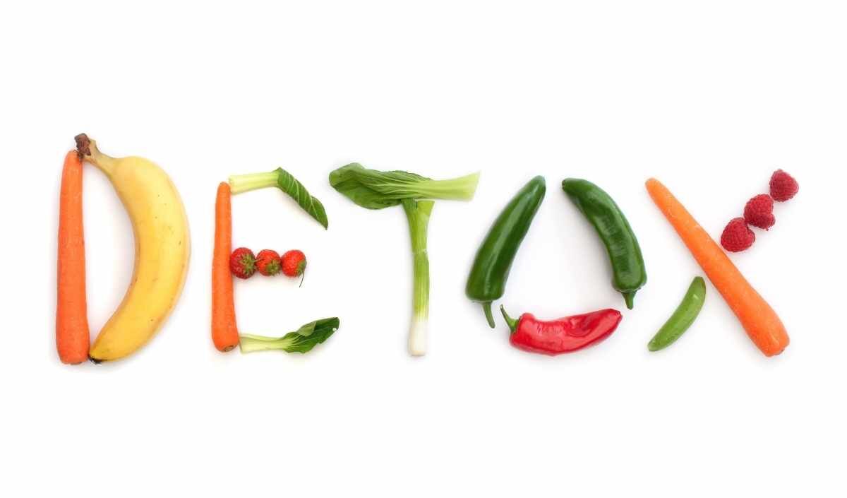 DETOKS HAKKINDA YANLIŞ BİLİNENLER
Detoks uygulamalarının asıl amacı, vücut için zehirli madde sayılan toksinlerden arındırmaktır. Bu diyetlerde hedeflenen; hızlı kilo kaybı, sağlıklı saç ve tırnaklar, genç bir cilt, enerjik bir yaşam, sağlıklı bir sindirim sistemidir. Detoksun içeriği genel olarak meyve ve sebzelerden oluşur. Hayvansal gıdalara ve yağlara yer verilmez
Uygulanan detoks programları kısa sürede tartıda düşük rakamlar görmenize neden olabilir. Ancak bunun sebebinin su kaybı olduğu dikkatten kaçmamalıdır. Detoks programlarını önerilen sürelerden daha uzun süre uygulamak sanılanın aksine daha fazla sağlık getirmez. Aksine uzun süre su kaybetmek ve düşük protein ile besleniyor olmak, yorgunluk hissini ve akabinde bayılma meydana getirebilir. Düşük protein ile beslenme aynı zamanda kas kaybına da neden olabilecek olumsuz bir durumdur.
Bu yüzden detoks programları uzun süreli fayda sağlamayan uygulamalardır. Kısa süreli detokslar uygulamak yerine, uzun vadede sağlıklı bir yaşam için kötü alışkanlıklardan uzak durmalıyız. Detoks uygulamalarının bir kısmını hayatımızda uygulayarak da güzel etkiler almamız mümkün. Başlangıçta en kolay yolu dengeli ve mevsimine göre doğal besinler ile beslenmekten geçer. Ayrıca, içeriği tam olarak bilinemeyen hazır ve paketli gıdalar tüketmeyerek, sigara ve alkolden uzak durarak sürdürülebilir detoks uygulamak mümkün.