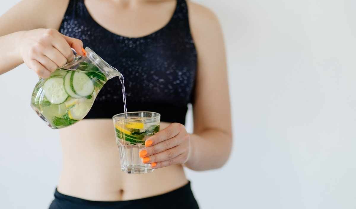 DETOKSUN ANA KAHRAMANI: SU
Detoks uygulaması yapıldığı süreç boyunca, vücudun en büyük yardımcısı sudur. Vücutta biriken toksinlerin böbrekler yoluyla atılmasını sağlar. Sağlıklı bir sindirim sistemine yardımcı olur ve hücrelerin yenilenmesine katkıda bulunur. Aynı zamanda yeteri miktarda su içmek iç organlarının düzgün çalışmasını yardımcı olur. Cildin temizlenmesine ve gençleşmesine katkıda bulunur. Gün içinde 2-3 litre su içmek, detoks uygulamasının etkisini her yönden olumlu etkiler.