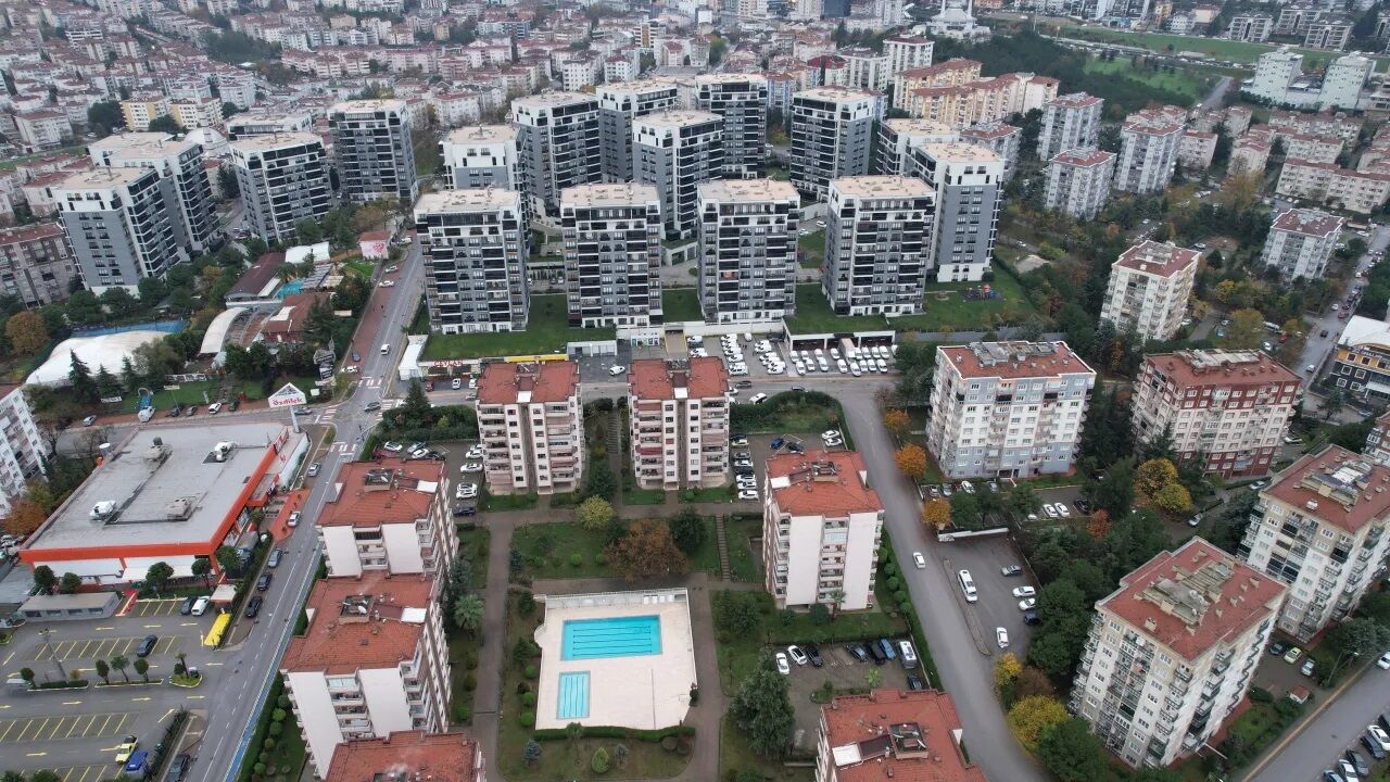 Konut İlanlarında Doğrulama Zorunluluğu Genişledi
Konut satış ilanları da yeni doğrulama sistemine dahil edildi. Daha önce 1 Ocak'tan bu yana kiralık ilanlar için geçerli olan sistem, 7 Nisan itibarıyla satılık ilanları da kapsamış oldu. Bu tarihten sonra satılık ilanı yayınlamak isteyen mülk sahipleri, ilan verebilmek için mal sahibi olduklarını e-Devlet üzerinden doğrulamak zorunda kalacaklar. Yine mülk sahiplerinin yetkilendirdiği kişiler de satılık konut ilanı oluşturabilecek. Bu adım, konut piyasasındaki ilanların güvenilirliğini artırmayı amaçlıyor.