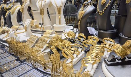 Yatırımcılar İçin Kritik Çarşamba Uyarısı

Finans analisti İslam Memiş, 2025 Kurban Bayramı öncesinde yatırımcılara yönelik önemli bir mesaj paylaştı. Memiş, güncel altın fiyatlarındaki dalgalanmalar, yükselen mevduat faizleri ve Bitcoin fiyatlarındaki artış gibi piyasa dinamiklerinin yaşandığı bu süreçte, yatırımcıların sabırlı olması gerektiğini vurguladı. Özellikle çarşamba gününe dikkat çeken analist, "Çarşamba gününe kadar gelecek haberlere kimse atlamamalı." diyerek, aceleci kararların zararlı olabileceğini ifade etti. Memiş'e göre, yorum yapmak yerine sessiz, sakin ve soğukkanlı bir şekilde piyasayı takip etmek, bu dönemde daha kazançlı bir strateji olabilir.