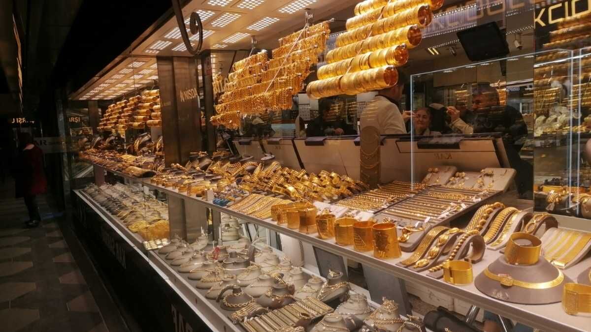 Yatırımcılar için kritik bir döneme girilirken, finans analisti İslam Memiş'ten dikkat çekici bir analiz geldi. Sosyal medya hesabı üzerinden yaptığı paylaşımda Memiş, yatırımcıları çarşamba gününü (28 Mayıs 2025) beklemeleri konusunda uyardı. Altın fiyatlarındaki değişimler, mevduat faizlerindeki yükseliş ve Bitcoin'deki tırmanış gibi faktörlerin yatırım kararlarını etkilediği bu dönemde, Memiş'in sabır ve sükunet tavsiyesi öne çıkıyor. Analist, özellikle dış piyasalardaki gelişmelerin ve içerdeki siyasi açıklamaların haftaya damga vurabileceğini öngörüyor.