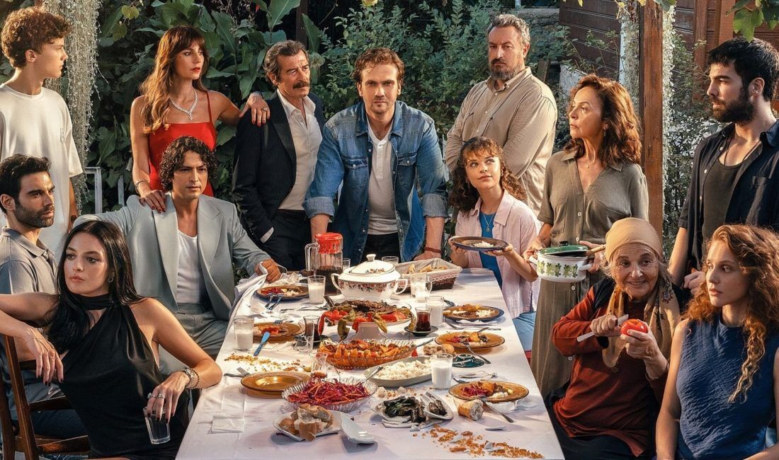 28. Bölümde Neler Oldu?

Devran, kardeşi Ceylan’ı kurtarmak için kendini feda eden Cesur’a karşı borçlu hisseder ve onu iyileştirmek için aile evine getirir. Ancak aynı anda İmre’nin de eve gelmesi, evdeki dengeleri altüst eder. Gülce, Devran ve İmre arasında bir ilişki olup olmadığını sorgularken, Cavidan bu ikilinin yakınlaşmasına sert bir şekilde karşı çıkar. Karahan, kendisini korumak için eski bir dostundan yardım ister, ancak bu hamle yeni bir düşmanın sahneye çıkmasına neden olur. Devran, İmre konusunda kesin bir karar alarak son noktayı koyar ve Cesur’un İhsan’la bağlantılı planlarını öğrenir. Son sahnede Karahan’ın İskender’i tehdit etmesi ve Devran’ın yeni bir tehlikeyle yüzleşmesiyle bölüm sona erer.