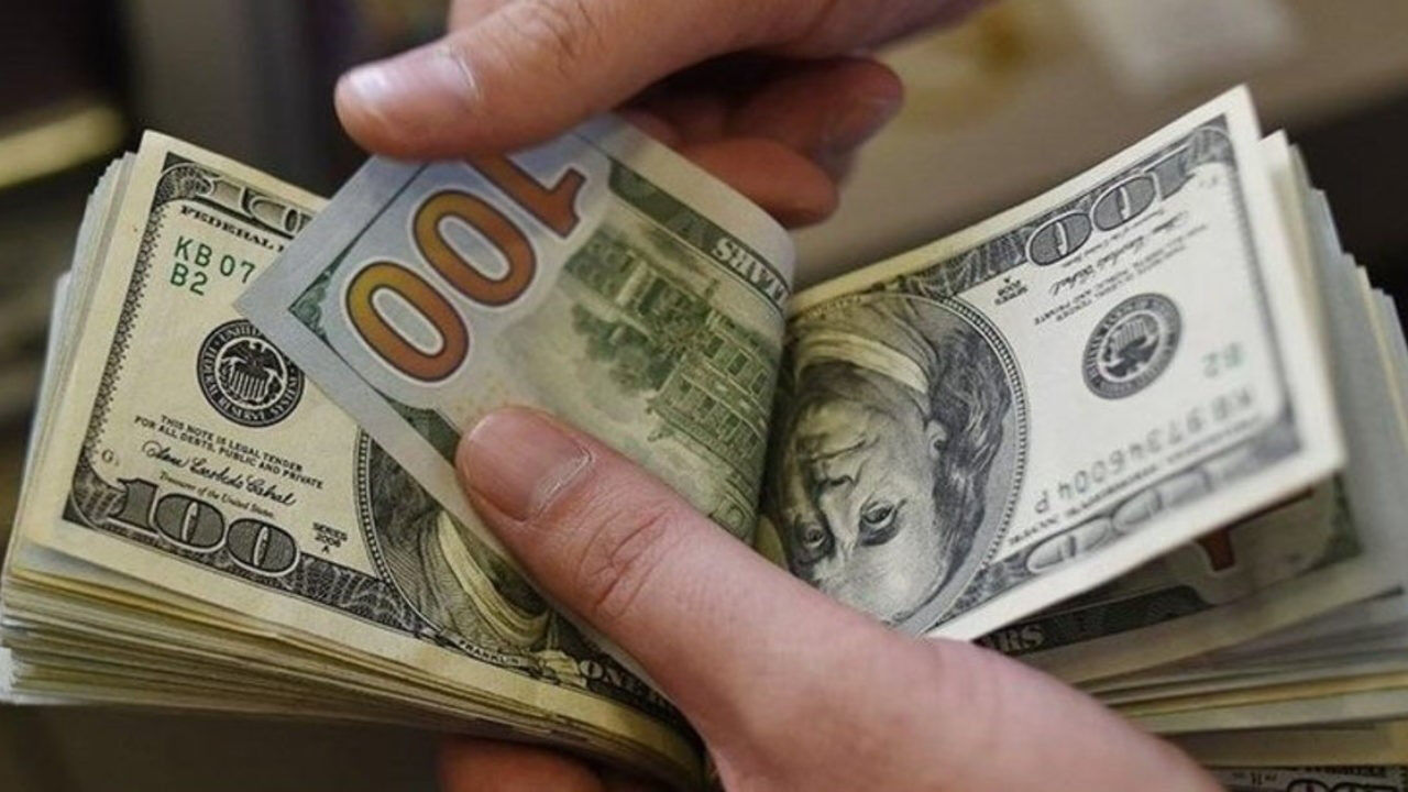 Ghose'nin Uyarıları: Maliyetli Müdahale ve Enflasyon Riski
Analist Tatha Ghose, siyasi belirsizliğin devam etmesi senaryosunun ekonomik sonuçlarına dair de önemli uyarılarda bulundu. Bu durumun Türkiye'nin uluslararası ilişkilerini olumsuz etkileyebileceğini belirten Ghose, aynı zamanda iç ekonomik dinamikler açısından da riskler barındırdığını ifade etti. Ghose'nin "Bu senaryoda, liraya günlük müdahale ve yönetim maliyetli olacak; para birimi düşmeye devam ederek enflasyonu daha da yukarı itecek" şeklindeki değerlendirmesi, hem döviz rezervleri üzerindeki potansiyel baskıya hem de fiyat istikrarı üzerindeki tehdide dikkat çekiyor.