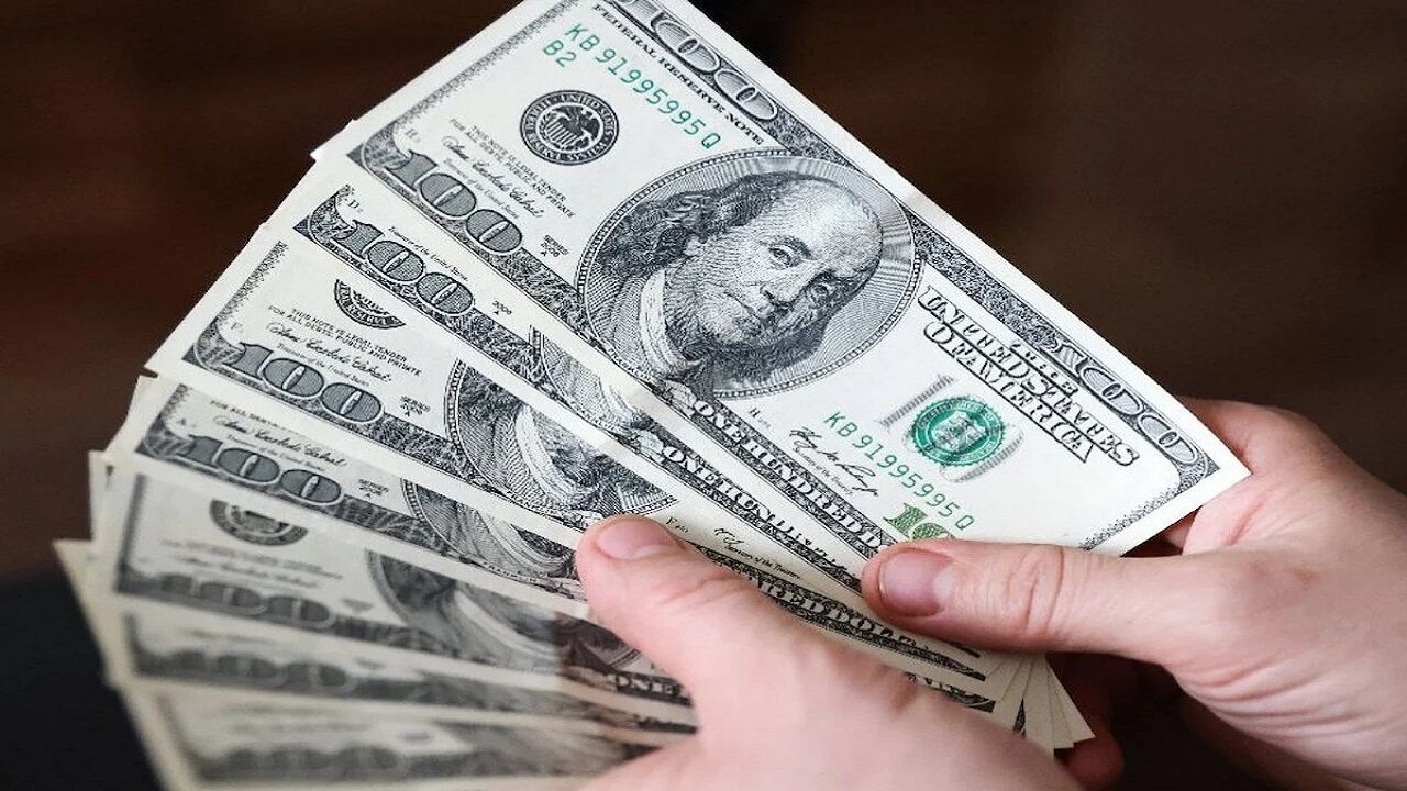 Tahminlerin Piyasa Dinamiklerindeki Yeri
Commerzbank gibi uluslararası düzeyde tanınan bir finans kuruluşunun Dolar/TL tahminlerini 42 ve 46 gibi seviyelere yükseltmesi, piyasalarda yankı bulabilecek bir gelişmedir. Bu tür tahminler, yatırımcıların risk algısını etkileyebilir ve portföy kararlarında dikkate alınabilir. Özellikle döviz kuru gibi hassas bir göstergeye ilişkin beklentilerin yukarı yönlü revize edilmesi, Lira üzerindeki baskının artabileceği yönündeki endişeleri pekiştirebilir. Ancak, bu tahminlerin birer öngörü olduğu ve gerçekleşmelerin birçok farklı faktöre bağlı olduğu unutulmamalıdır.