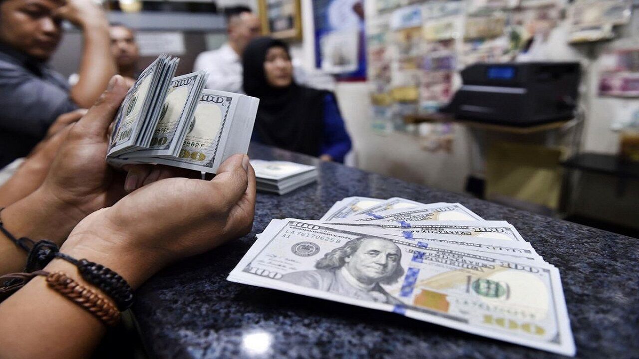 Dolar/TL İçin Yeni Commerzbank Hedefleri
Commerzbank'ın güncellenmiş raporunda, Dolar/TL kuru için daha önceki tahminlere kıyasla belirgin bir artış göze çarpıyor. Banka, 2025 yıl sonu hedefini 38'den 42'ye yükseltti. Aynı şekilde, 2026 yıl sonu için daha önce 40 olarak açıklanan tahmin de 46 seviyesine çıkarıldı.