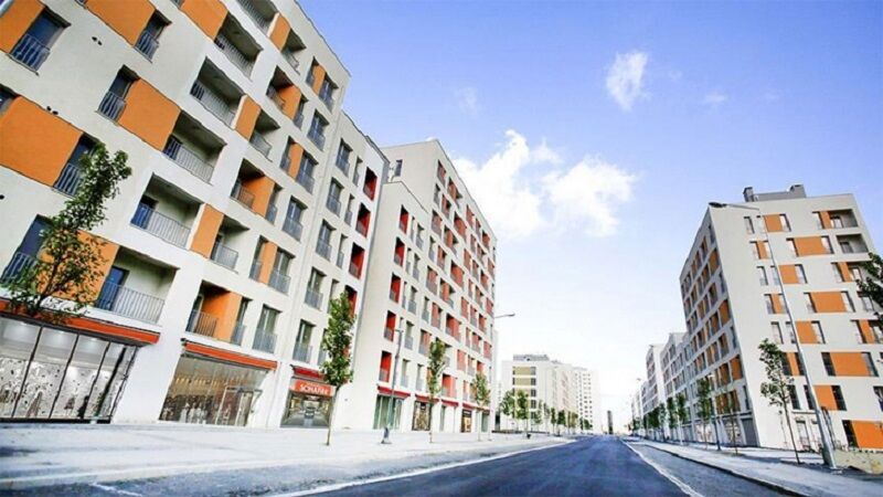 SAHTE İLANLARA KARŞI E-DEVLET KONTROLÜ
2023’te yürürlüğe giren Elektronik İlan Denetleme Sistemi (EİDS) sayesinde, ilanların yalnızca mülk sahibi ya da e-Devlet üzerinden yetkilendirilmiş kişiler tarafından verilmesi zorunlu hale geldi.
Bu sayede “naylon ilanlar” büyük ölçüde ortadan kalkarken, şişirilmiş fiyatlar da mercek altına alındı.