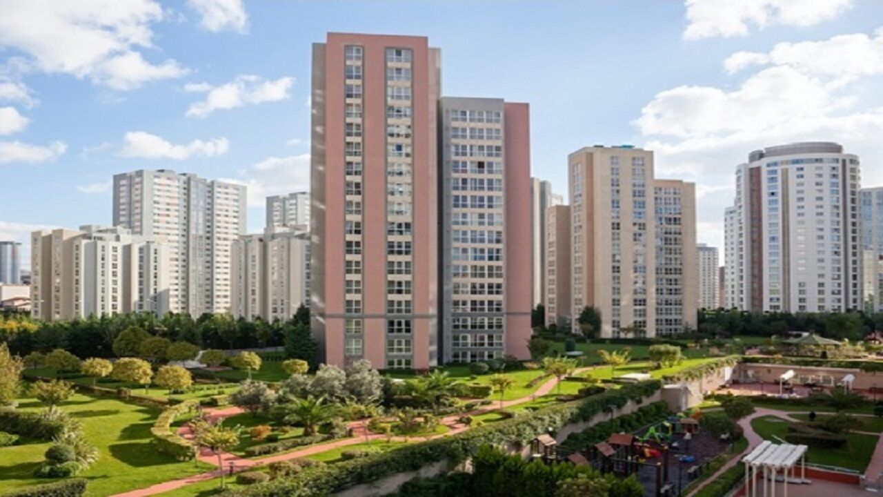 CEZA SADECE EMLAKÇILARA DEĞİL, EV SAHİBİNE DE
Yeni sistem yalnızca aracı firmaları değil, bireysel ilan sahiplerini de kapsıyor.
Birden fazla gayrimenkule sahip olup fiyatları manipüle eden kişiler de cezadan kaçamayacak.
Bakanlık, “Vatandaşlarımız şüpheli ilanları bildirirse inceleme hızla başlatılacak” diyerek vatandaşın desteğini istedi.