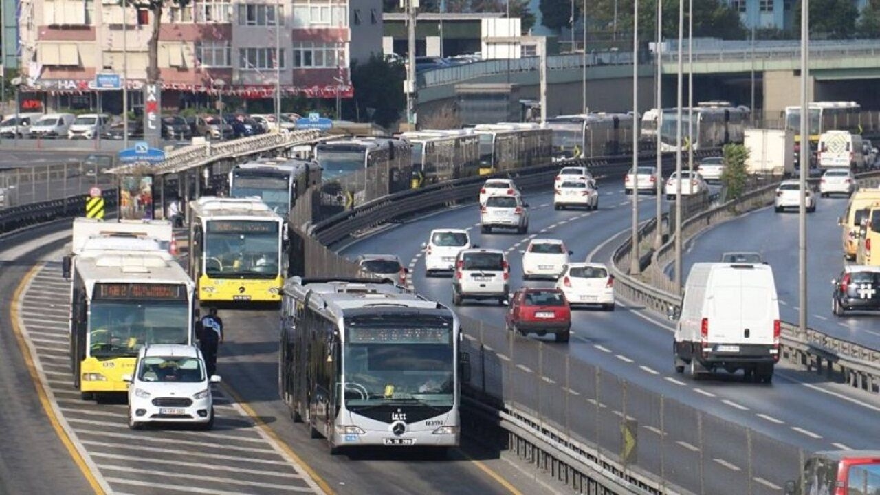 İkinci El Piyasasında Dizel Araç Fiyatları Düşüyor mu?
Dizel araçlara olan talepteki azalma ve arzın artması, ikinci el piyasasında dizel araç fiyatlarının düşmesine neden oluyor. Dizel araç sahipleri, araçlarını bir an önce elden çıkarmak istedikleri için fiyatları düşürmek zorunda kalıyorlar. Bu durum, dizel araç almak isteyenler için bir fırsat yaratırken, dizel araç sahipleri için ise zarar anlamına geliyor. Ancak, ikinci el piyasasında dizel araç fiyatlarının ne kadar düşeceği ve bu durumun ne kadar süreceği henüz belirsiz.