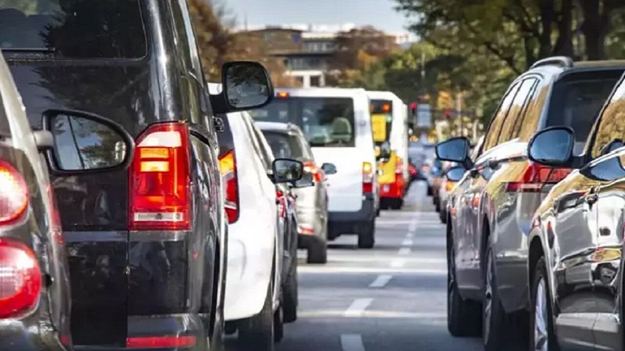 Testlerde Neler Ortaya Çıktı?
İspanya’nın kuzeyinde yapılan testlerde levhanın görünürlük oranı yüksek çıktı. Hem kar hem yağmur altında tabelanın net şekilde fark edildiği gözlemlendi. Bu sonuçlar, Avrupa Birliği’nin levhayı tüm kıtada yaygınlaştırma kararını hızlandırdı.