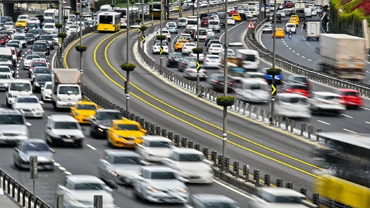 İlk Uygulama Nerede Başladı?
P-33 levhası ilk olarak İspanya’da kullanılmaya başlandı. Özellikle sisin, yoğun yağışın veya orman yangınlarından kaynaklanan dumanın sık görüldüğü bölgelerde konumlandırıldı.