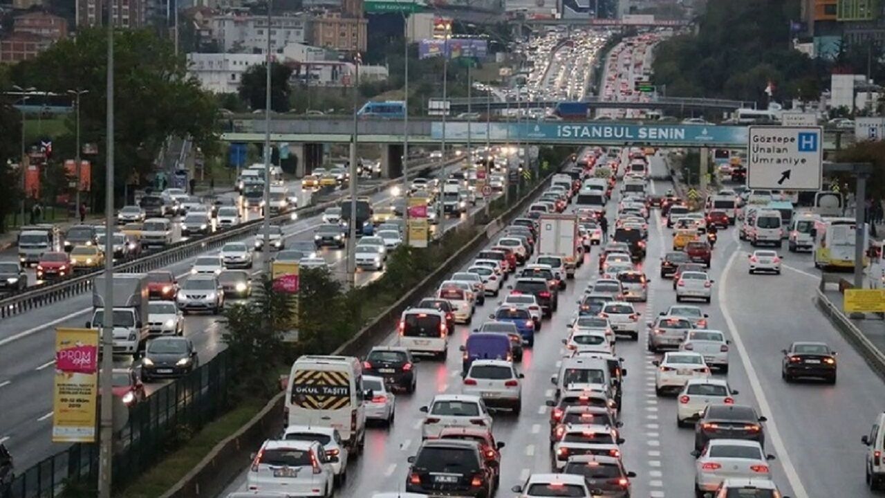 Kayıt Dışı ile Mücadelede Yeni Bir Aşama
Ulaştırma sektöründe kayıt dışı faaliyetlerin önüne geçmeyi amaçlayan bu adım, sektörde denetimlerin sıkılaşacağının da sinyalini veriyor. Bu düzenleme ile birlikte, hem yolcu güvenliğinin artırılması hem de sektördeki haksız rekabetin önlenmesi hedefleniyor.