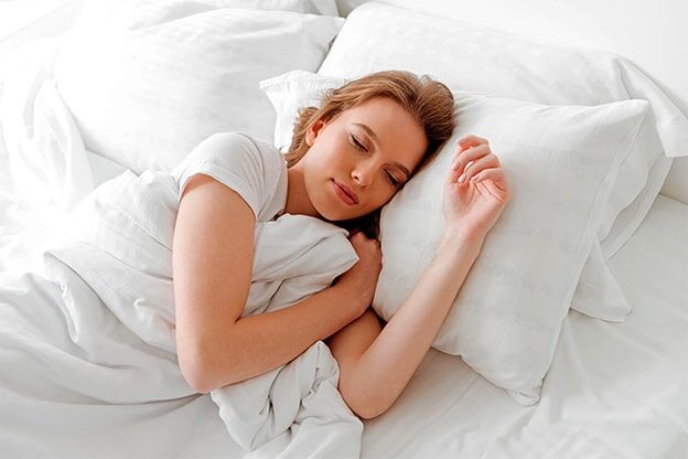 8 Saat Uyku Zorunlu mu?
Toplumda yaygın olarak 7-9 saat uyku önerilse de van de Laar, 6 saatlik kaliteli bir uykunun birçok kişi için yeterli olabileceğini savunuyor. Önemli olan uyku süresinden ziyade uykunun verimliliği ve gün içindeki enerjinizdir. Ancak diyabet, kalp-damar hastalıkları gibi kronik rahatsızlığı olanların daha kısa uykularda temkinli olması gerektiğini vurguluyor. Uyku ihtiyacınızı belirlemek için kendi ritminizi gözlemlemek, gereksiz uzun yatak sürelerinden kaçınarak daha dinç bir sabah sağlayabilir.