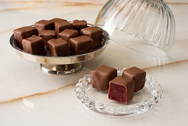 5. Çikolata
Yoğunluk eşleştirmesinin en güzel örneklerinden biri çikolata ve şarap uyumudur. Bitter çikolatalar güçlü kırmızı şaraplarla eşleştirildiğinde damağınızda unutulmaz bir tat bırakır.