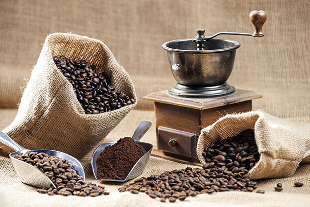 6.Kalın Öğütülmüş Kahve
French press tutkunlarının tercihi kalın öğütülmüş kahve, bu yöntemin filtresinden geçmeden kahvenin tüm aromasını bardağa taşır. İri taneleri sayesinde demleme sırasında tortu oluşumu azalır ve yoğun, yağlı bir kahve deneyimi yaşanır.