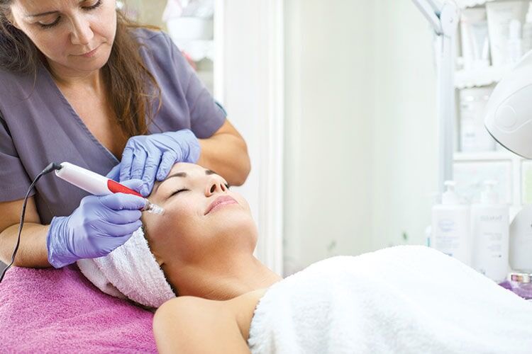 Medikal Tedavi Yöntemleri

Dermatologlar, milia tedavisinde çeşitli yöntemler uygular. Retinoid veya alfa hidroksi asit içeren reçeteli kremler, cilt yenilenmesini destekleyerek kistlerin azalmasına yardımcı olur. Steril bir iğneyle kist içeriği boşaltılabilir ya da sıvı nitrojenle kriyoterapi uygulanarak kist dondurulabilir. Lazer ablasyonu, gözenekleri açarak kisti yok eder. Kimyasal peeling ise cildin üst tabakasını soyarak kistlerin görünümünü azaltır. Bu tedaviler, mutlaka uzman kontrolünde gerçekleştirilmelidir.