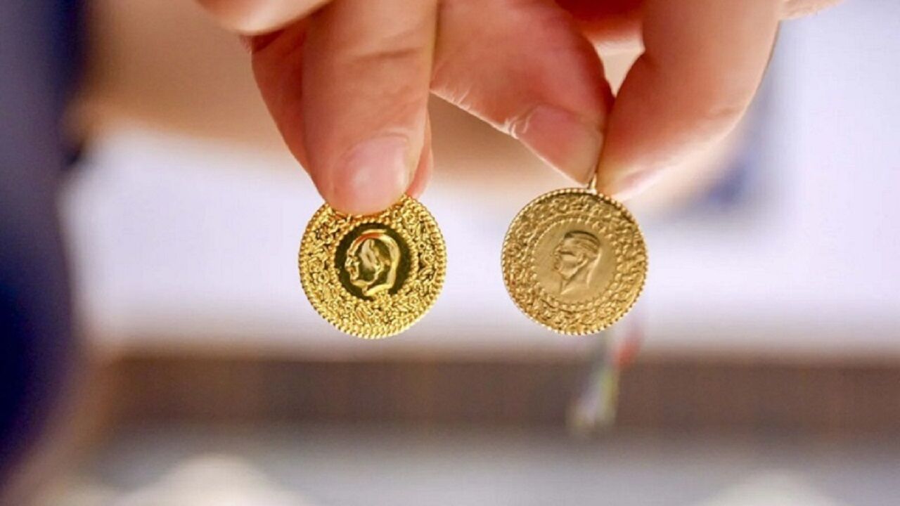 Kadın Almanya’ya Türkiye’den dönüş yapıyordu. Havalimanında yapılan gümrük kontrolü sırasında çantasında 22 ayar bilezikler, kolye uçları ve altın zincirler bulundu. Takıların toplam değeri 11 bin Euro’yu geçince, Alman yasalarına göre beyan zorunluluğu devreye girdi. Ancak kadın, bu kurala uygun hareket etmemişti. Bu durum, resmi işlem başlatılmasına neden oldu.