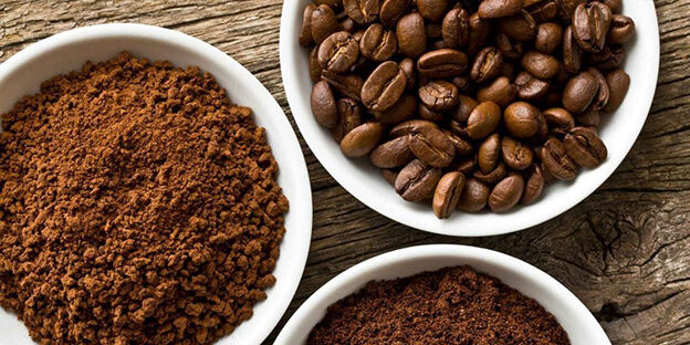 7.Ekstra Kalın Öğütülmüş Kahve
Cold brew, yani soğuk demleme kahveler için ekstra kalın öğütülmüş kahve kullanılır. En az 10-12 saat demlenmesi gereken bu kahve, iri taneleriyle yavaşça aromasını suya bırakır. Sonuç, ferah, düşük asiditeli ve pürüzsüz bir içim sunar.