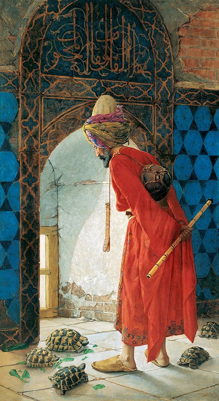 Kaplumbağa Terbiyecisi
Osman Hamdi Bey’in en ünlü eseri Kaplumbağa Terbiyecisi, 1906 ve 1907’de iki versiyonla çizilmiştir. Ney tutan bir adam ve yaprak yiyen kaplumbağalar, eserin gizemli atmosferini oluşturur. İlk versiyon 222 × 122 cm, ikinci versiyon 136 × 87 cm boyutlarındadır. İkinci tabloda altı kaplumbağa yer alır ve dünürü Salih Münir Paşa’ya ithaf notu bulunur. Eser, çok katmanlı yorumlarıyla sanat dünyasında yankı uyandırmıştır.