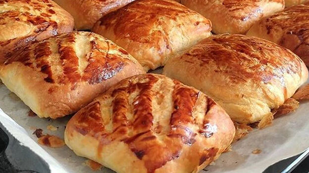 6. Kayseri Ketesi

Mayalı hamurdan yapılan Kayseri ketesi, kat kat açılarak arasına tereyağı sürülür. İçli veya sade olarak hazırlanabilir. Genellikle kahvaltılarda ya da çay saatlerinde tercih edilir. Uzun süre tazeliğini koruyan bir hamur işidir.