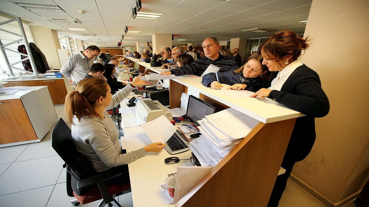 Adalet Bakanlığı, Türkiye'de resmi belgelerde yaşanan sahtecilik vakalarının artması üzerine önemli bir karar aldı. Özellikle taşınmaz işlemlerinde sıkça görülen sahte evrak ve mühür kullanımının önüne geçmek amacıyla, noterlik tarafından düzenlenen tüm belgelere karekod eklenmesi zorunluluğu getiriliyor. Bu yeni uygulama, belgelerin orijinalliğini dijital olarak teyit etmeyi ve sahteciliği önlemeyi amaçlıyor.