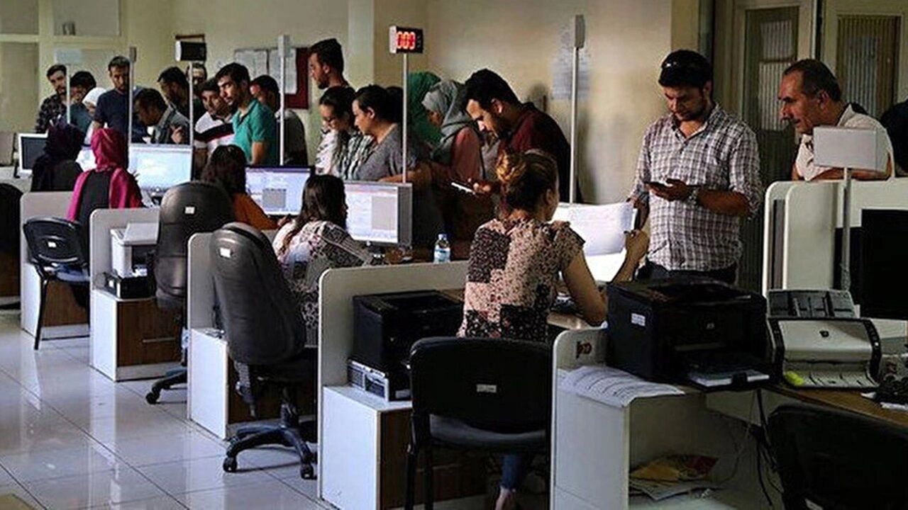 Geniş Dijitalleşme Vizyonunun Parçası ve Kurumsal Güvenlik
Adalet Bakanı Yılmaz Tunç tarafından kamuoyuna duyurulan karekod uygulaması, aslında Adalet Bakanlığı'nın daha büyük bir dijitalleşme vizyonunun önemli bir parçası olarak değerlendiriliyor. Bu yeni sistem, UYAP, e-duruşma, e-tebligat ve e-noter gibi mevcut dijital platformlarla entegre edilecek. Bu entegrasyon sayesinde yargı hizmetlerinde hem şeffaflık artacak hem de işlem hızı önemli ölçüde yükselecek. Karekod sistemi, sadece bireysel vatandaşları değil, aynı zamanda noter işlemleri yapan tüm kurumlar için de ek bir güvenlik katmanı sunacak. Noter işlemlerinde güvenliğin dijital altyapıyla sağlanması, genel olarak yargı sistemine olan güveni de pekiştirecek ve hukuki süreçlerin daha sağlam temellere oturtulmasına katkı sağlayacak.