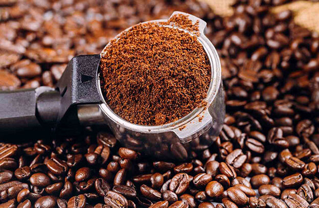 2.İnce Öğütülmüş Kahve
Espresso makineleri ve moka pot için ideal olan ince öğütülmüş kahve, Türk kahvesine göre biraz daha iri taneli. Espresso’nun krema kaplı yoğun aromasını ortaya çıkarmak için bu öğütme şekli tercih ediliyor. Moka pot’ta da aynı şekilde zengin bir tat elde etmenizi sağlıyor.