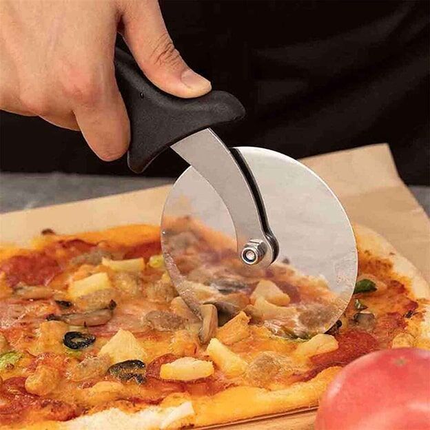 3. Pizza Bıçağı

Pizza severlerin ortak sorunu olan eşit dilimleme sorununu çözen bu bıçak türü, 19. yüzyılda İtalya’da popülerleşti. Döner disk şeklindeki bıçak, pizzanın kolay ve düzgün kesilmesini sağlar.