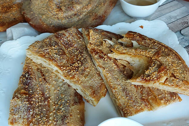 9. Tahinli Katmer

İnce açılan hamurun içine tahin, ve tereyağ karışımı sürülerek rulo yapılır ve sonrasında tekrar daire şeklinde açılır. Daha çok kahvaltıda tüketilse de çay saatlerinin de vazgeçilmez lezzetidir.