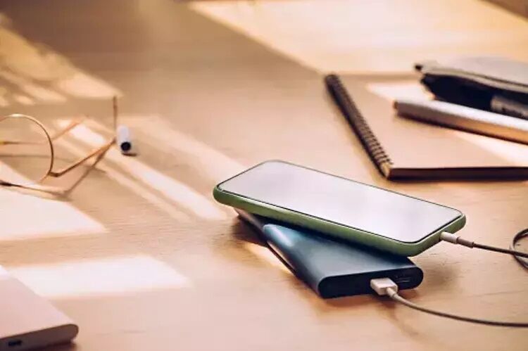 Kullanıcılar İçin Önemli Uyarılar ve Öneriler
Xiaomi'nin EOL listesine aldığı bu 7 modelden birini kullanan vatandaşların dikkatli olması gerekiyor. Haziran 2025 itibarıyla güncelleme desteği kesileceği için, bu tarihten itibaren cihazlardaki güvenlik riskleri artacak. Uzmanlar, bu durumdaki kullanıcıların öncelikle cihazlarındaki önemli verileri düzenli olarak yedeklemelerini tavsiye ediyor. Fotoğraflar, kişiler, mesajlar ve diğer önemli dosyaların güvenli bir şekilde saklanması, olası bir veri kaybının önüne geçecektir. Ayrıca, siber saldırılara karşı daha savunmasız hale gelecek olan bu cihazlar yerine, mümkünse daha güncel ve güvenlik desteği devam eden yeni bir cihaza geçiş yapılması öneriliyor.