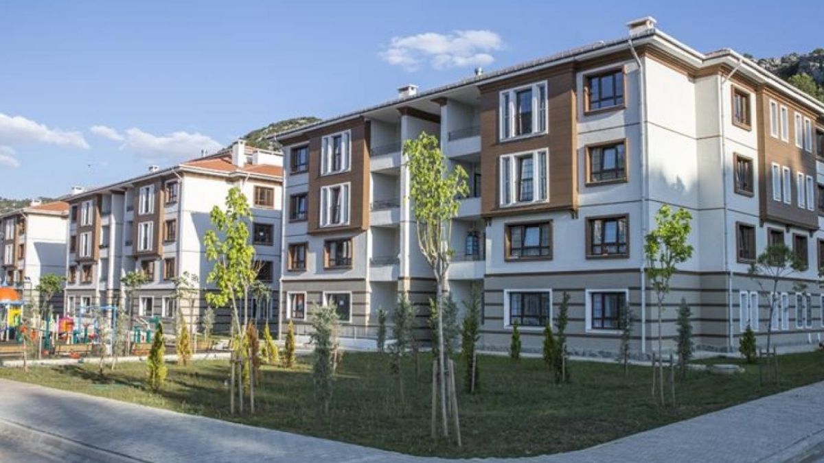 Kapsamlı Hedef
500 bin konut yapılması planlanıyor. Büyükşehirler öncelikli olacak. Kira fiyatlarının düşmesi hedefleniyor. Deprem maliyetlerinin azaltılması amaçlanıyor.