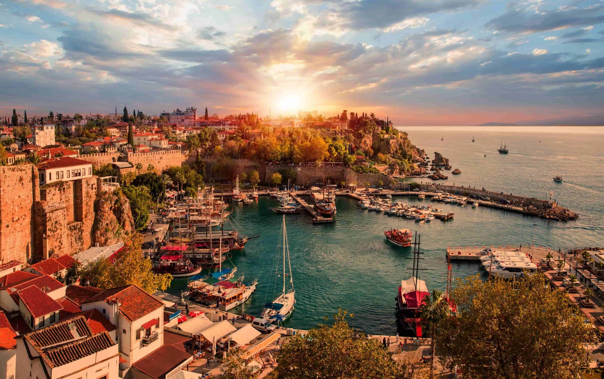 Turizm, Konut Talebi ve Uzman Görüşleri
Listede yer alan diğer şehirler de farklı dinamiklerle yatırımcılara fırsatlar sunuyor:

Antalya: Turizm gelirlerinin yanı sıra konut yatırımlarında da önemli bir ivme yakalıyor.
Konya: Tarım odaklı dengeli ekonomik yapısıyla güvenli bir yatırım limanı olarak görülüyor.
Samsun: Lojistik ve teknoloji yatırımlarıyla Karadeniz'in parlayan yıldızı olma yolunda ilerliyor.
