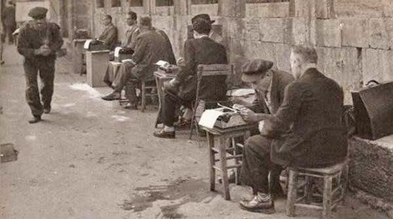 Arzuhalcilik
Dilekçe yazmalarıyla bilinen arzuhalciler aynı zamanda kişilerin resmi dairlerdeki işlerini de takip ederlerdi. Günümüz teknolojisi arzuhalcilerin yerini almış bulunmakta. Dönemin popüler ve karlı mesleklerinden biri olan arzuhalcilik yerini internet ve bilgisayara bıraktı.