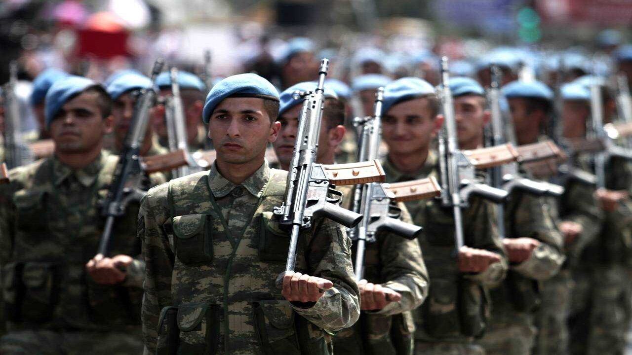 Başvuru Yoğunluğu Bekleniyor
Bedelli askerlik ücretine her yıl iki kez zam gelmesi, başvuruları zam öncesine çekiyor. Temmuz zammının yaklaşmasıyla başvuru sayısında artış bekleniyor. Adayların, artan mali yükten etkilenmemek için 30 Haziran’a kadar başvurularını tamamlaması gerekiyor. Başvuru ve ödeme işlemlerini son güne bırakanlar, sistemsel sorunlar yaşayabilir. Mevcut 243 bin lira üzerinden bedelli askerlik yapmak isteyenler, işlemlerini hızlandırıyor. Milli Savunma Bakanlığı, kesin ücretin Haziran sonunda duyurulacağını belirtti.