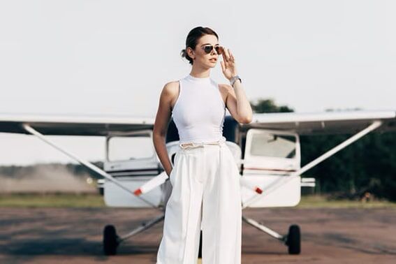 Beyaz
Beyaz, saflığı, titizliği ve güvenilirliği simgeler. Pek çok ünlü, danışmanlarının önerisiyle beyaz kıyafetlerle güven ve samimiyet mesajı verir. Beyaz, özellikle resmi veya profesyonel ortamlarda temiz ve düzenli bir algı oluşturur.