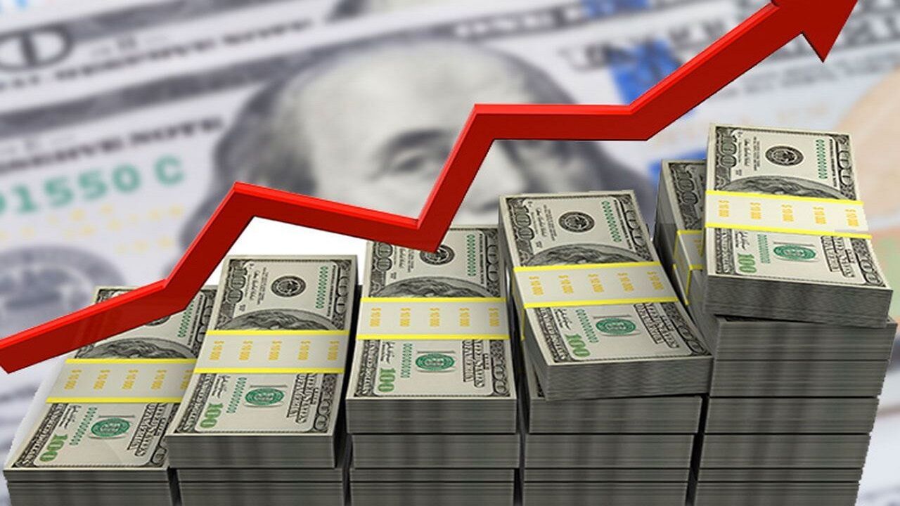 Enflasyon Hedefleri ve Gerçekleşen Durum Arasındaki Fark
Türkiye'nin enflasyon görünümü, IMF raporunda en belirgin bozulmanın görüldüğü alan olarak öne çıkıyor. IMF, Türkiye için 2025 yılı enflasyon tahminini yüzde 31'e yükselterek, önceki rapora göre 7 puanlık bir artışa gitti. Hükümetin OVP'deki 2025 yıl sonu enflasyon hedefi yüzde 17.5 iken, Türkiye Cumhuriyet Merkez Bankası (TCMB) son Enflasyon Raporu'nda bu tahmini yüzde 24 olarak güncellemişti. IMF, hükümetin 2026, Merkez Bankası'nın ise 2027 hedeflediği tek haneli enflasyona rağmen, Türk ekonomisinin 5 yıl daha çift haneli enflasyonla devam edeceği tahminini paylaşıyor.