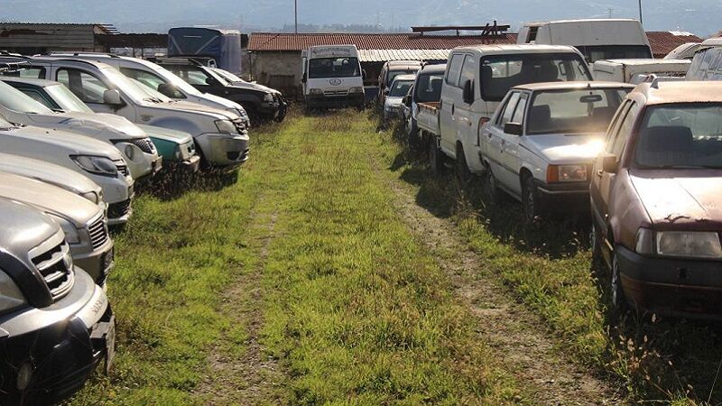 Yeni Harç Düzenlemesi Ne Getiriyor?
Yeni uygulama ile, araç satış bedeli üzerinden binde 2 oranında noter harcı alınacak. Ancak bu harç, 1.000 TL’den az olmayacak. Örnek olarak, 1 milyon TL değerindeki bir araç için 2.000 TL, 2 milyon TL değerindeki araç için 4.000 TL harç ödenecek. 5 milyon TL’lik bir araç alındığında ise harç tutarı 10.000 TL olacak. Bu harç uygulaması, sıfır araçların ilk tescil işlemleri için de geçerli olacak.