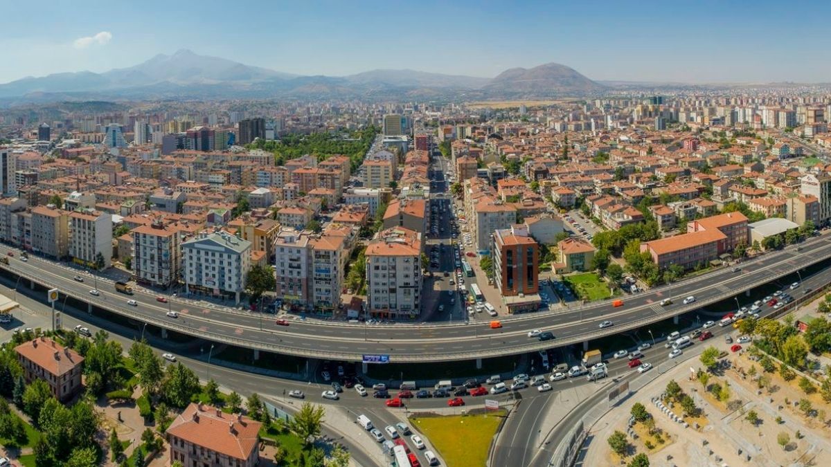 Emekliler için hangi detaylar var?
2025’te emekli olanlar bu yıl vergilerini ödemek zorunda. Ancak 2026’dan itibaren muafiyet devreye girecek. Emekli olduktan sonra çalışmaya devam edenler bu hakkı kaybedecek.