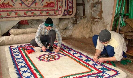 Keçecilik
Genellikle yünün belirli işlemlerden geçerek birbirine kaynaşmasıyla oluşan keçe kıyafetlerde, çadır yapımında ve örtü yapımında kullanılırdı. Bu kumaş türü zamanında uzun uğraşlar sonucu elde edilirdi. Ancak günümüzde üretimi çok kolay olmasına rağmen eskilere nazaran daha az tercih ediliyor.