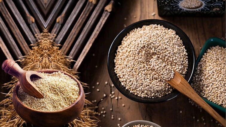Kinoa
Kinoa, glütensiz yapısı ve yüksek protein içeriğiyle özellikle vegan ve vejetaryen beslenmede öne çıkar. Lif, demir ve magnezyum açısından zengin olan bu tahıl, salatalarda, çorbalarda veya garnitür olarak kullanılabilir. Besleyici ve çok yönlü yapısıyla sağlıklı bir karbonhidrat alternatifi sunar.
